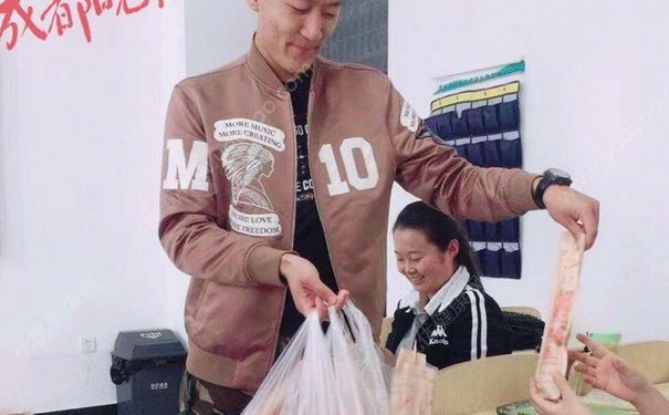 男班長(zhǎng)為全班女生買冰糖葫蘆，冰糖葫蘆有什么營(yíng)養(yǎng)價(jià)值？(2)