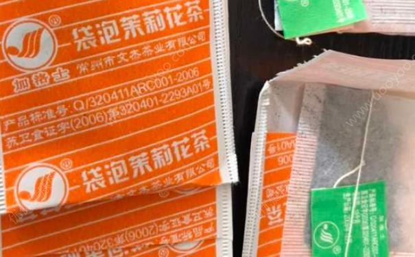 賓館房間內(nèi)茶葉過(guò)期超6年，負(fù)責(zé)人說(shuō)茶葉是放在房間去味的(2)