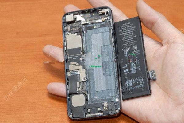 男子牙咬iPhone電池瞬間爆炸！如何預(yù)防電池爆炸？(3)