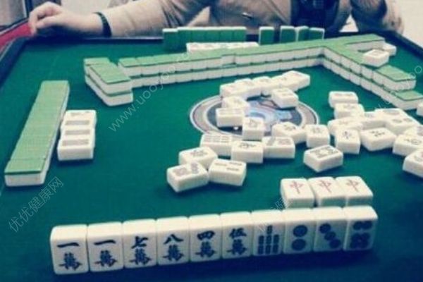打麻將久坐不起險(xiǎn)猝死！久坐不起有哪些危害？(1)