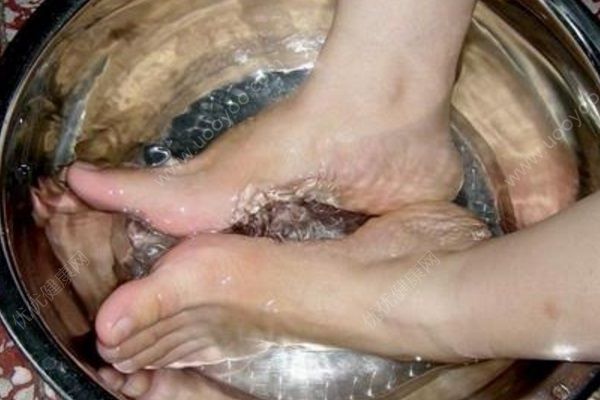 睡前泡腳真的有助睡眠嗎？正確泡腳很重要(2)
