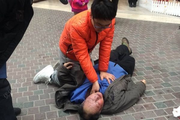 突然昏倒是該掐人中還是做心肺復(fù)蘇？忽然暈倒該怎么急救？(2)