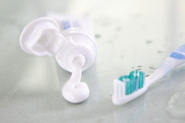過(guò)期牙膏還能刷牙嗎？過(guò)期牙膏別丟還有這些妙用(3)
