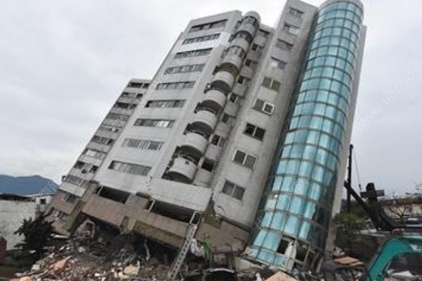 遭遇地震學(xué)生用身體撞門救老師！遇到地震該如何自救？(1)