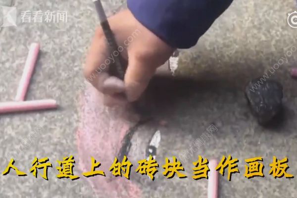 “漫畫(huà)大師”無(wú)力承受醫(yī)療費(fèi)用，街頭掙錢(qián)還債治病(2)