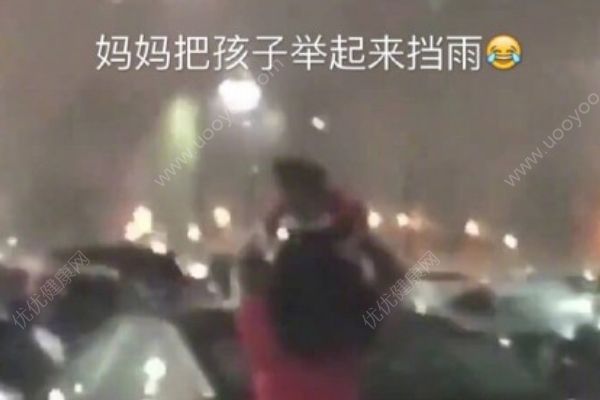 媽媽把孩子舉起來擋雨！這肯定是親生的！(2)