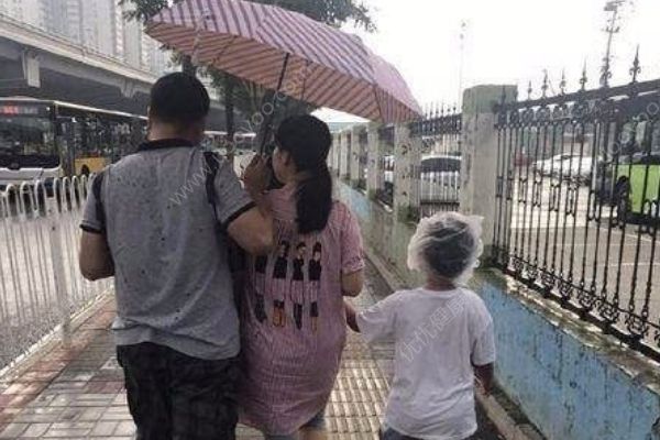 媽媽把孩子舉起來擋雨！這肯定是親生的！(3)
