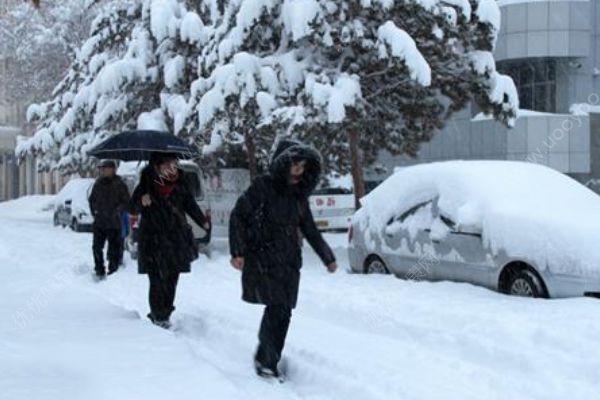 外賣小哥暴雪中一瘸一拐送餐！暴雪天氣需要注意什么？(3)