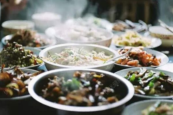 過(guò)節(jié)請(qǐng)12人吃飯花800塊，親戚卻嫌菜便宜(2)