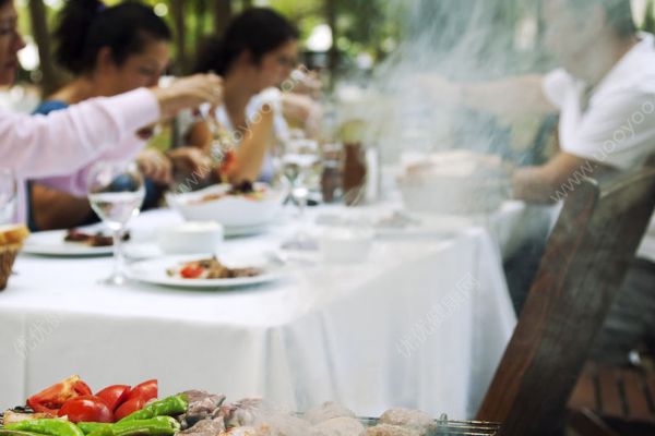 過(guò)節(jié)請(qǐng)12人吃飯花800塊，親戚卻嫌菜便宜(4)