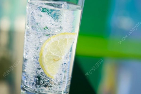 碳酸飲料當(dāng)水喝了一年多，19歲美女一口牙齒“溶解”(1)