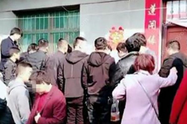 女子遇婚鬧摔昏迷，人摔昏迷了如何救助？(2)