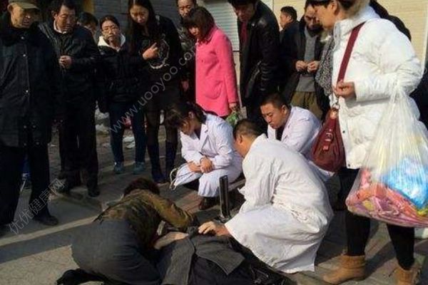 女子遇婚鬧摔昏迷，人摔昏迷了如何救助？(4)
