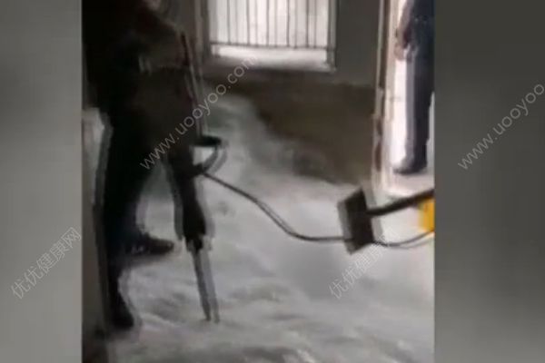 東北一家人出門忘關(guān)水！忘關(guān)水會是怎么樣的？(3)