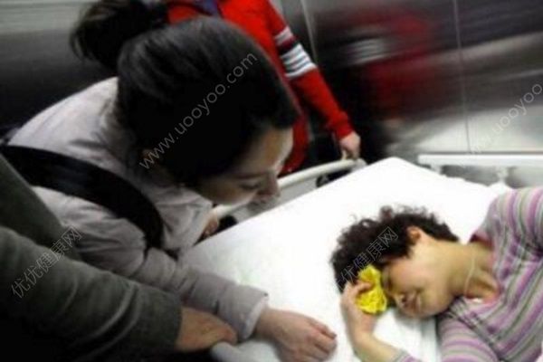 貴州婦女接住墜樓女孩，昏迷五天脫離生命危險(xiǎn)(2)