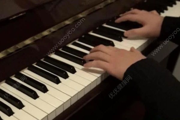 女孩學(xué)鋼琴8歲成600度近視，小孩如何保護(hù)視力？(1)