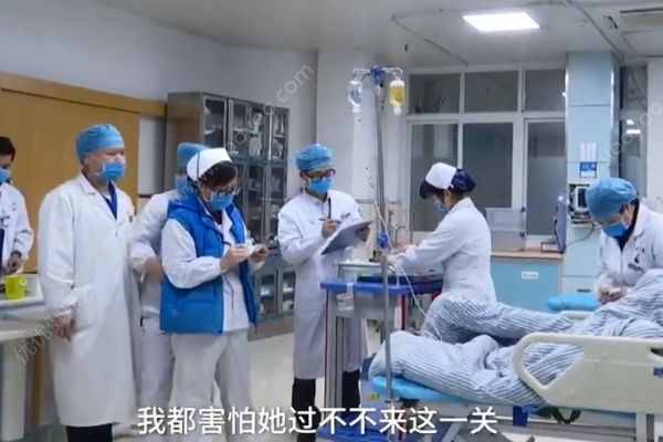 老奶奶出院時突然鞠躬！醫(yī)生慌忙扶起鞠躬回謝！(2)