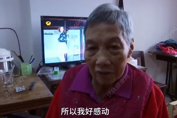 老奶奶出院時突然鞠躬！醫(yī)生慌忙扶起鞠躬回謝！(3)