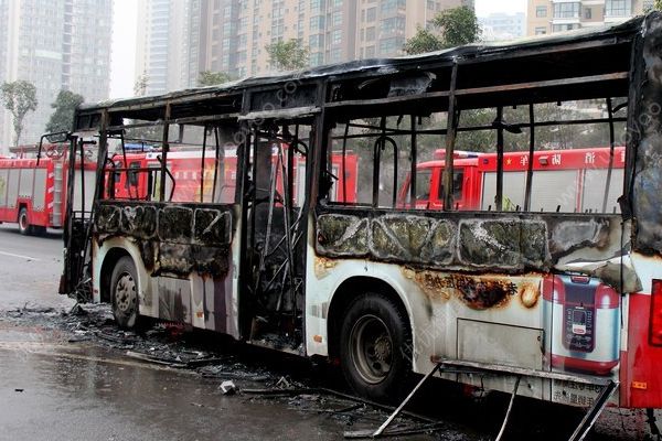 上海公交發(fā)生自燃，路遇車(chē)輛自燃我們應(yīng)該如何做？(1)