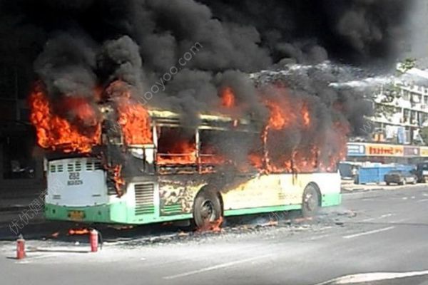 上海公交發(fā)生自燃，路遇車(chē)輛自燃我們應(yīng)該如何做？(4)