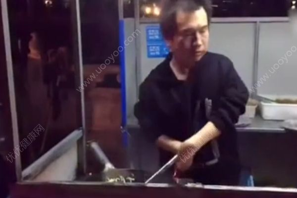 男子患小兒麻痹雙手殘疾，每天賣12小時(shí)炒面自力更生(1)