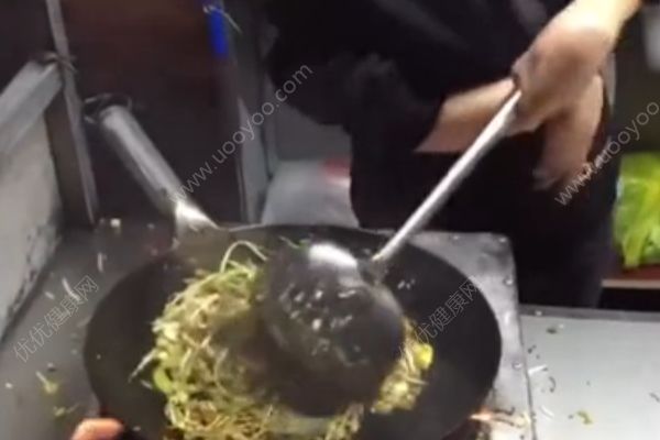 男子患小兒麻痹雙手殘疾，每天賣12小時(shí)炒面自力更生(2)