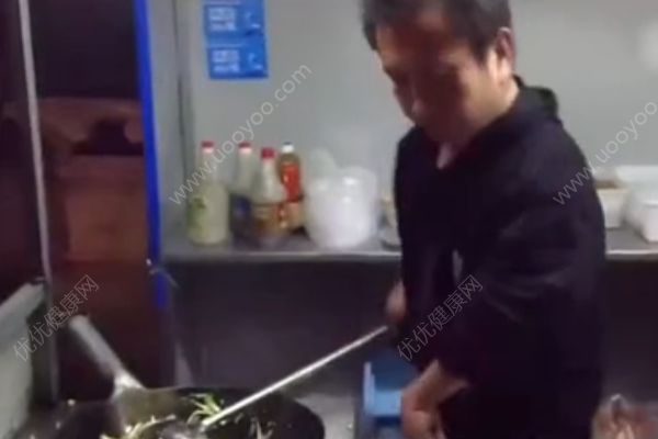 男子患小兒麻痹雙手殘疾，每天賣12小時(shí)炒面自力更生(3)