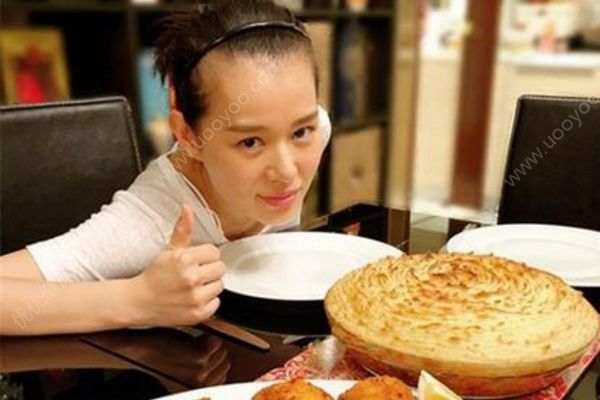 胡杏兒發(fā)際線后移，產(chǎn)后脫發(fā)嚴重怎么辦？(1)