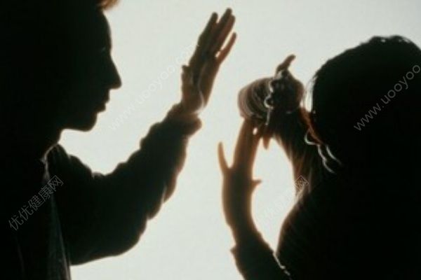 湖南男子毆打智障母親被拘視頻曝光，看了想打死他(4)
