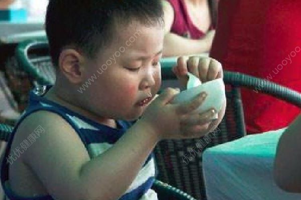 7歲男孩肚子腫脹如半個籃球，醫(yī)生開腹取出東西嚇懵家長！(1)