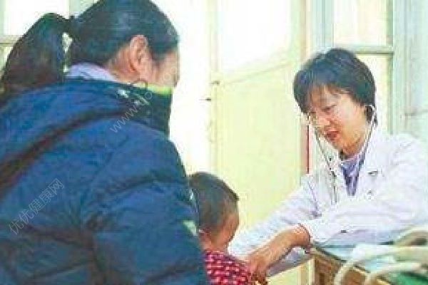 7歲男孩肚子腫脹如半個籃球，醫(yī)生開腹取出東西嚇懵家長！(2)