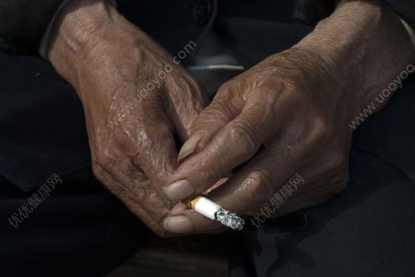 抽煙后45分鐘不得乘電梯，以防他人被動(dòng)吸入“三手煙”(1)