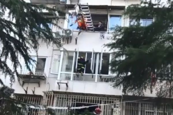 爬上窗外晾衣架9小時(shí)！疑與家人起爭(zhēng)執(zhí)！(3)