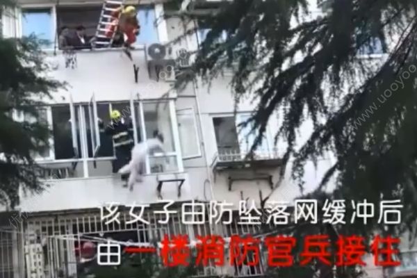 爬上窗外晾衣架9小時(shí)！疑與家人起爭(zhēng)執(zhí)！(4)
