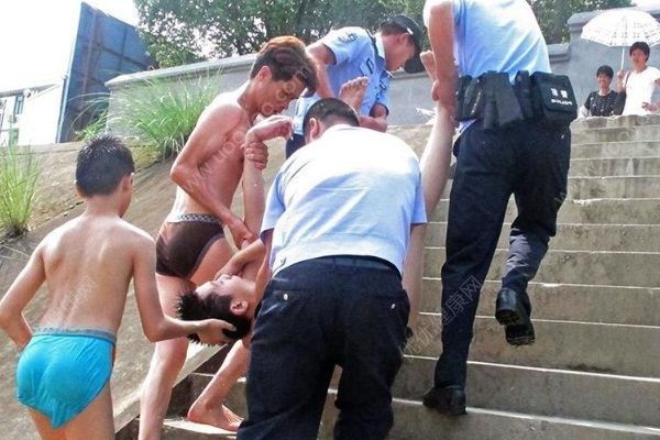 67歲老農(nóng)從落水私家車里勇救4人，含2名嬰兒1名孕婦(3)