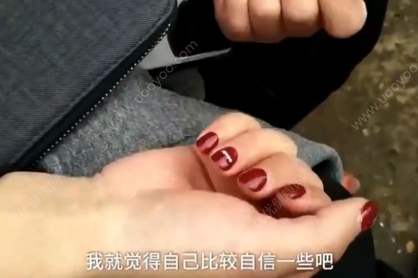 美女白領(lǐng)辭掉月薪過萬的工作，化著精致妝容扛麻袋收廢品！(4)