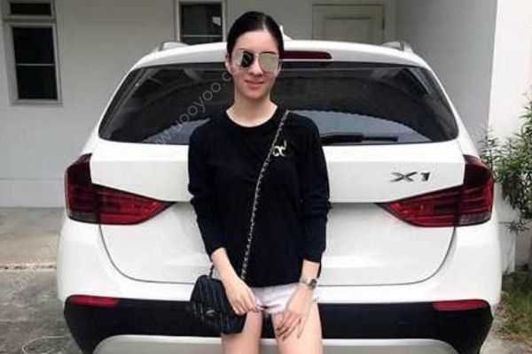 泰國妙齡女明星開寶馬撞樹，被夾車中香消玉殞(2)