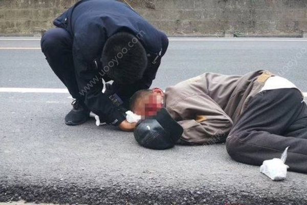 老人路邊摔倒頭部流血，特警用手當枕頭托舉半小時(1)