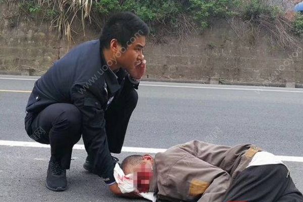 老人路邊摔倒頭部流血，特警用手當枕頭托舉半小時(4)