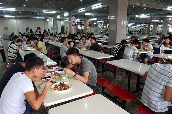 徐州衛(wèi)校食堂吃出蚯蚓，“求學校放過”，官方：已要求整改(4)