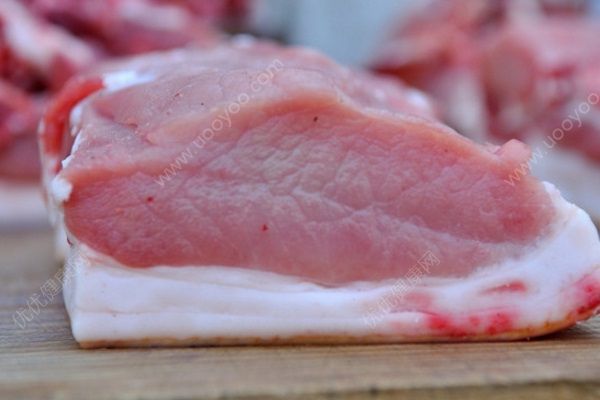 男子疑因吃了未煮熟豬肉，腦袋、大腿里長滿肉蚜蟲(2)