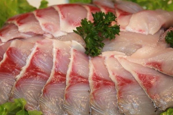 男子疑因吃了未煮熟豬肉，腦袋、大腿里長滿肉蚜蟲(3)
