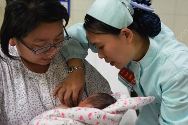 “坐月子不能洗頭”？產(chǎn)婦頭皮過油反而易脫發(fā)！(1)