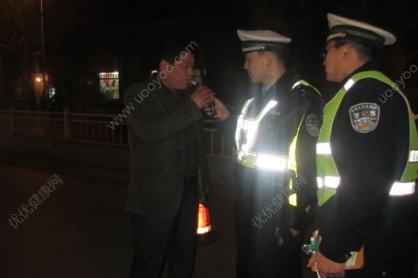醉漢開急救車狂奔，護士未坐穩(wěn)被甩出車內(nèi)致顱腦重度損傷(3)