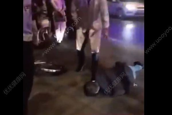確認(rèn)過眼神！醉漢騎車摔倒躺馬路上，急救醫(yī)生一看竟是舅舅！(1)