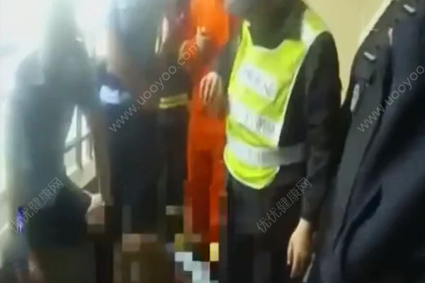 男友不給看手機(jī)！女子站在18樓外側(cè)欲輕生！(3)