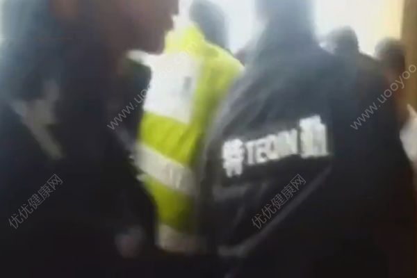 男友不給看手機(jī)！女子站在18樓外側(cè)欲輕生！(4)