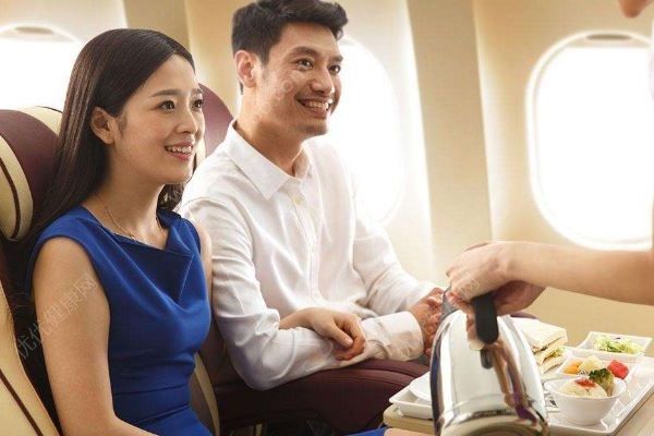 男子飛機餐吃出鐵環(huán)，海航賠200元飛機模型，吃飛機餐注意事項(4)