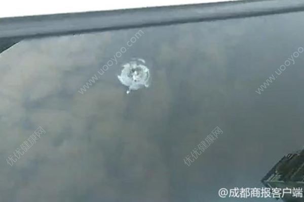 停車(chē)場(chǎng)頻遭鋼珠襲擊10多輛車(chē)遭殃，民警撐傘躲避(4)