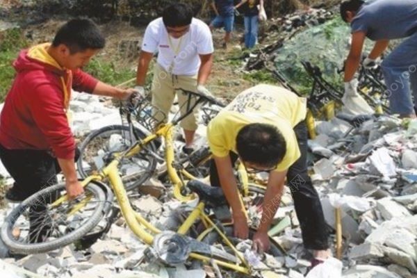 共享單車遭活埋，輪胎變形，鏈條斷裂，新車為何慘遭毒手？(1)